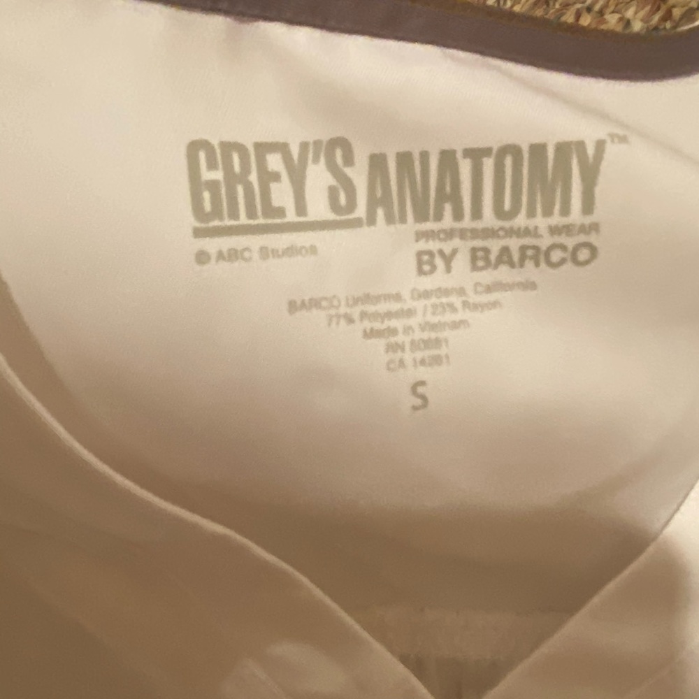 White scrub top - Picture 3 of 3
